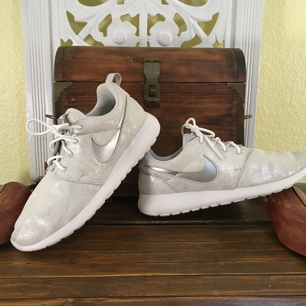 Nike Women's Size 7  Metallic 833928-009 Silver Glitter Athletic Shoes